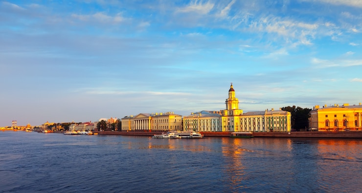 Бесплатный Фотография вид на санкт-петербург. университетская набережная