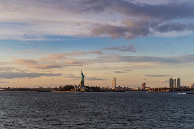 Вид на Статую Свободы с воды на закате, Нью-Йорк, США