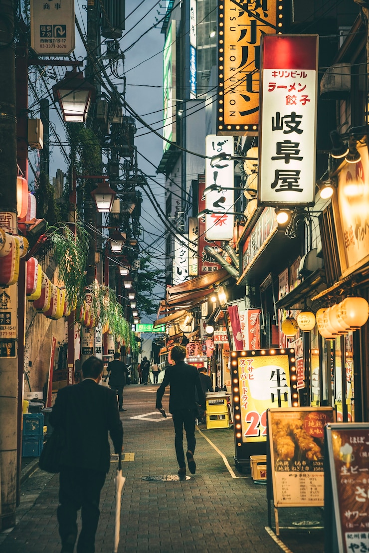 無料Photo 街の街並みと夜の光と人の眺め