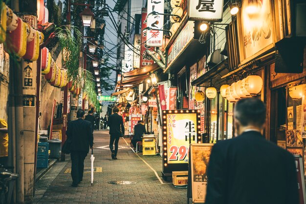 人と光のある街と夜の街並みの眺め