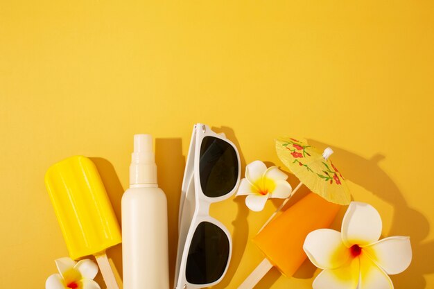 Вид на летние солнцезащитные очки с предметами первой необходимости и мороженым