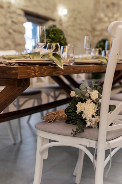 Foto gratuita vista della disposizione dei tavoli da wedding planner
