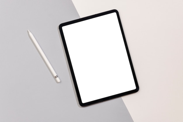 Free Photo above view tablet and pen arrangement