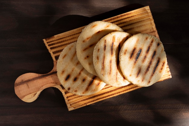 Sopra vista gustose arepas su tavola di legno