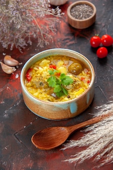 Sopra vista gustosa zuppa di carne con patate e riso all'interno piccolo piatto su superficie scura piatto ristorante cucina pasto cibo insalata cucina cena