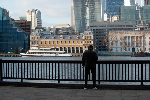 ロンドン市のテムズ川の眺め