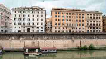 Free photo view of the tiber river in the center of rome italy