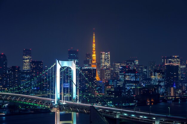 Вид на городской пейзаж Токио ночью в Японии.