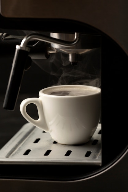 Foto gratuita vista dello strumento utilizzato per la pressatura e la preparazione del caffè