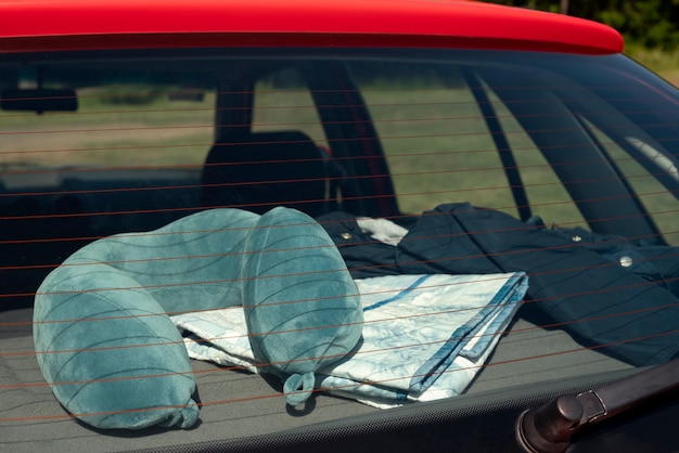 Foto gratuita vista degli oggetti di viaggio all'interno dell'auto pronti per il viaggio