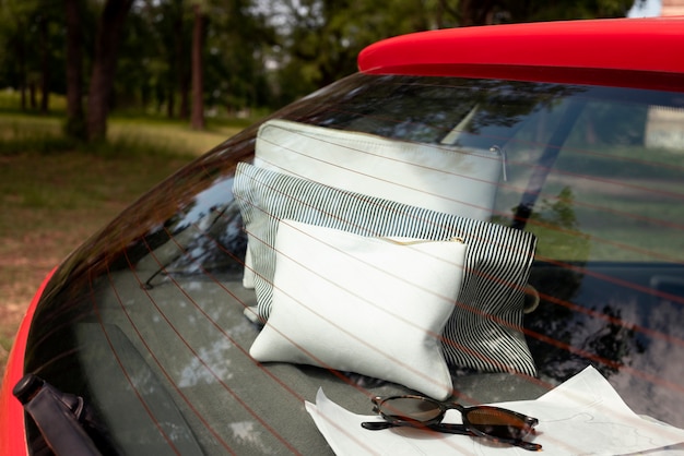 Foto gratuita vista degli oggetti di viaggio all'interno dell'auto pronti per il viaggio