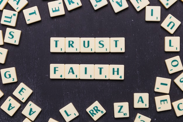 上からの信頼と信仰のスクラブル文字のビュー