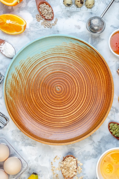 Foto gratuita sopra la vista del piatto bicolore e degli ingredienti per il cibo sano impostato su uno sfondo di ghiaccio