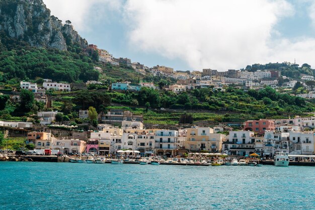 イタリアのカプリ島のティレニア海沿岸の眺め