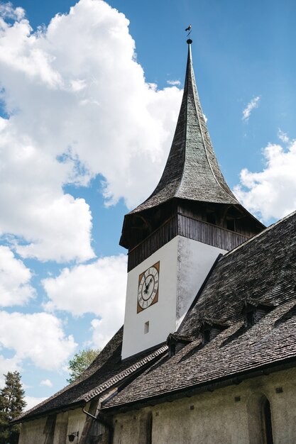 Вид на верхнюю часть старинной церкви в Швейцарии