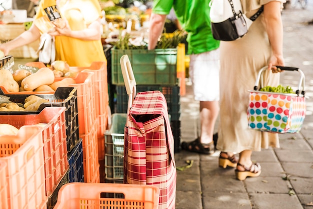Вид овощного и фруктового рынка в городе