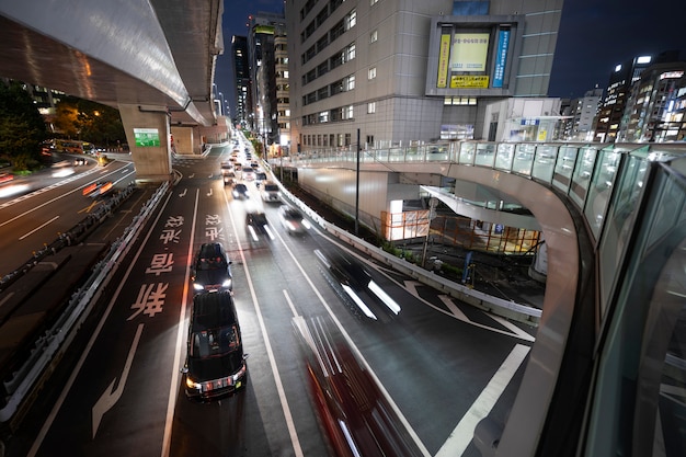 夜の活気に満ちた街の眺め