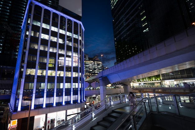 夜の活気に満ちた街の眺め