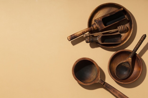 Foto gratuita vista delle forbici vintage con utensili in legno