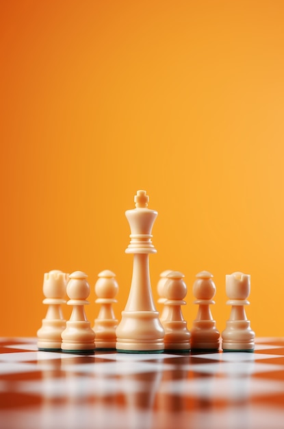 Вид на белые шахматные фигуры