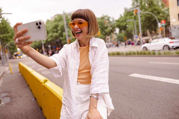 Foto gratuita vista della donna che parla al telefono