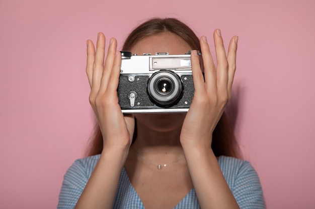 Вид женщины с помощью профессиональной камеры