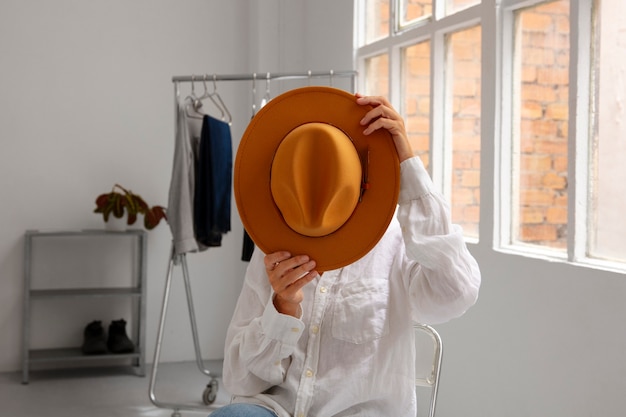 Punto di vista della donna che indossa il cappello fedora alla moda