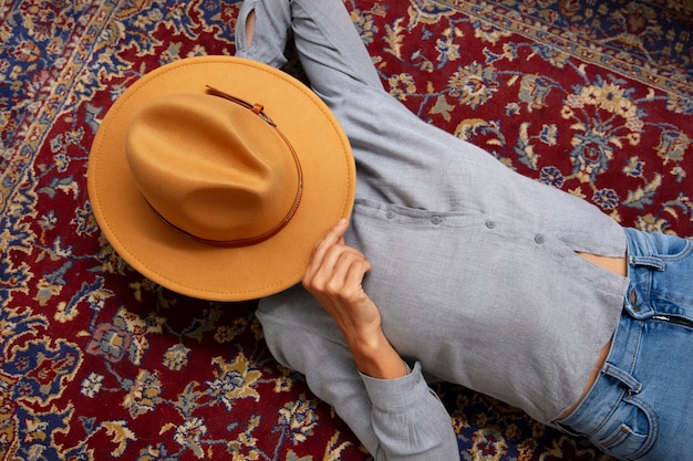 Foto gratuita punto di vista della donna che indossa il cappello fedora alla moda