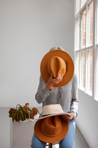 Вид женщины в стильной шляпе-федоре