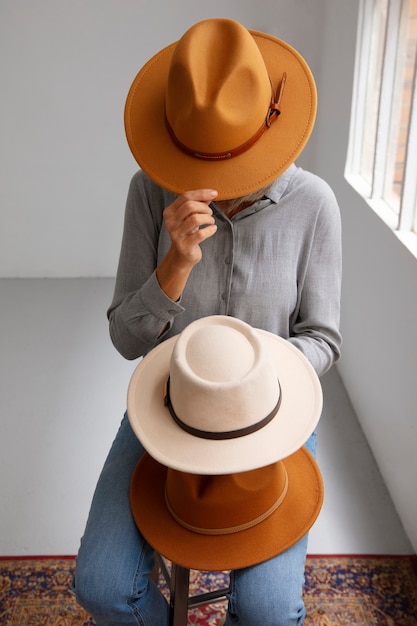 Foto gratuita punto di vista della donna che indossa il cappello fedora alla moda