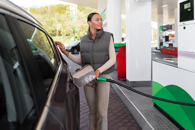 ガソリンスタンドで車を持った女性の景色