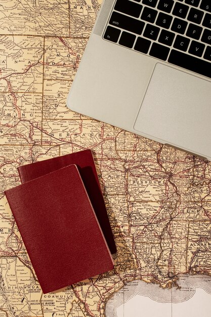 노트북과 여권이 있는 세계 여행지도 보기