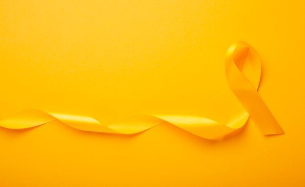 Вид желтой ленты на желтом фоне