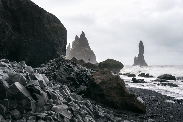 アイスランドの黒砂ビーチ、Vikと玄武岩の柱。