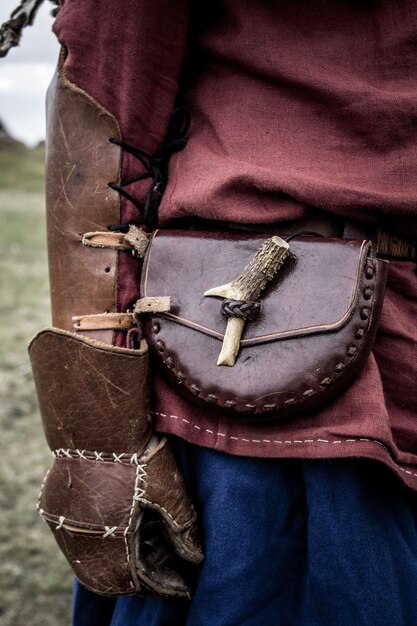 革手袋とお尻のバッグが付いたバイキングの戦士