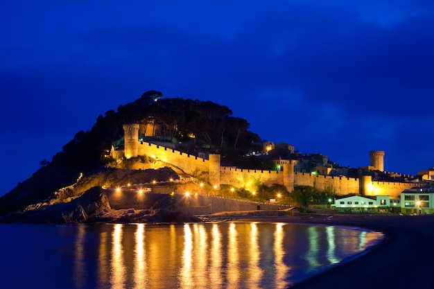 Замок Вила Велла в ночное время. Испания