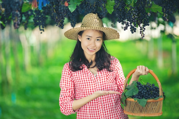 Free photo vineyard farmers who smile and enjoy the harvest.