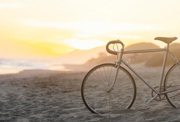 ビーチで砂の上のヴィンテージ自転車