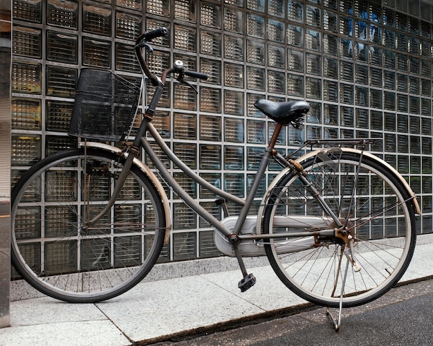 Винтажный велосипед с корзиной