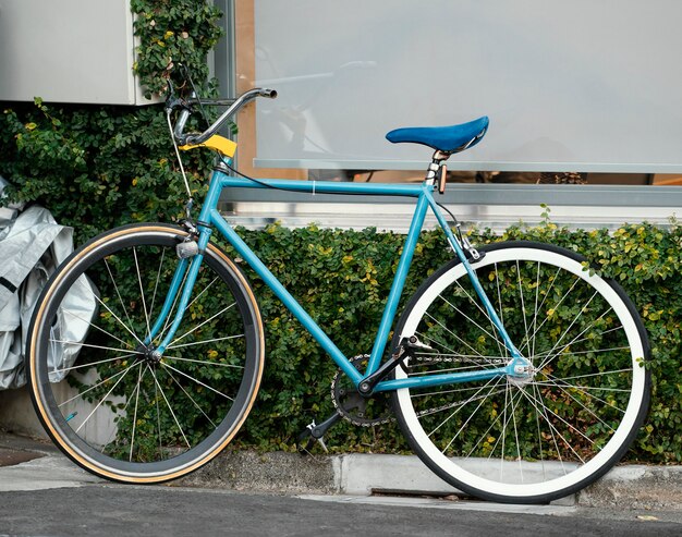 ヴィンテージの青い自転車屋外