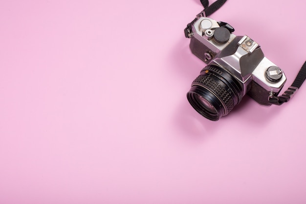 ピンクの背景のビンテージカメラ