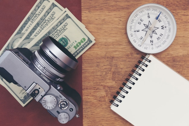 Free photo vintage camera with paper note on wooden table