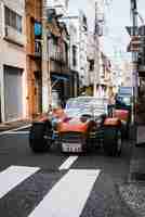 Free photo vintage car in a urban street