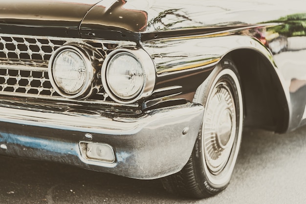 Free photo vintage car with reflections