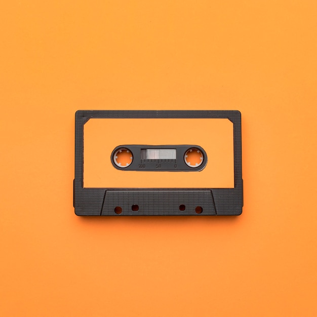 オレンジ色の背景にヴィンテージカセットテープ