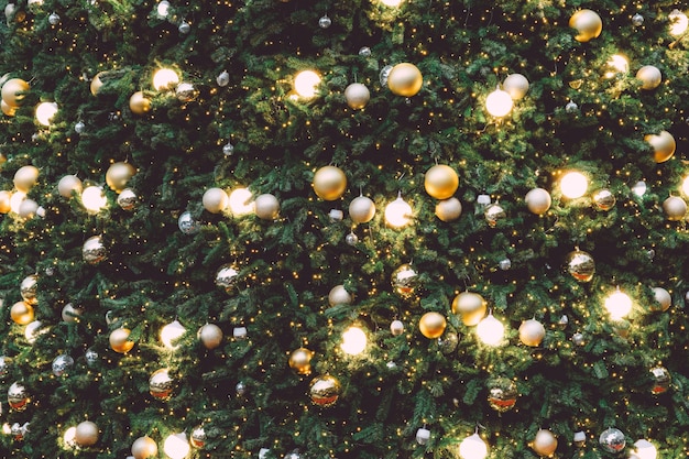 Урожай рождественская елка с золотым шаром и орнаментом