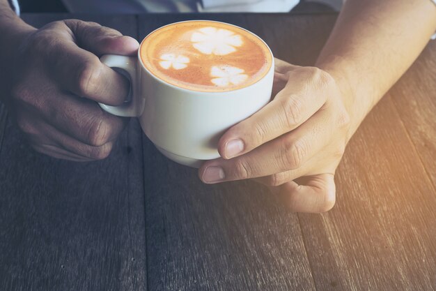 カフェラテアートの装飾とビンテージコーヒー