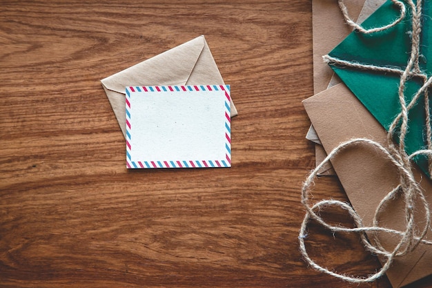 Бесплатное фото Винтажная композиция с конвертами на деревянном фоне плоской планировки