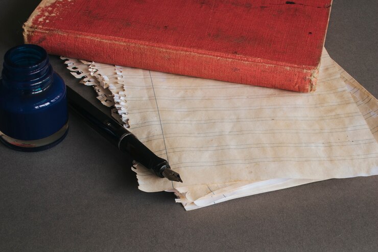 मुफ़्त फोटो vintage concept with book on paper