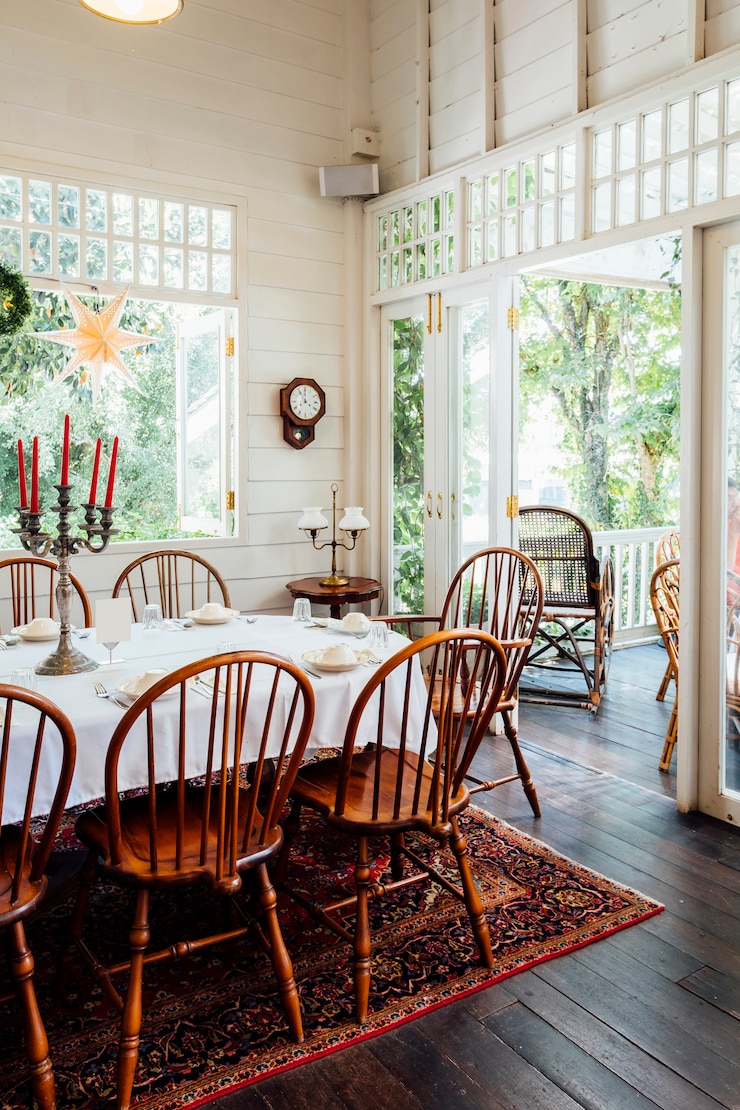 Free Photo vintage dinner table and vintage house